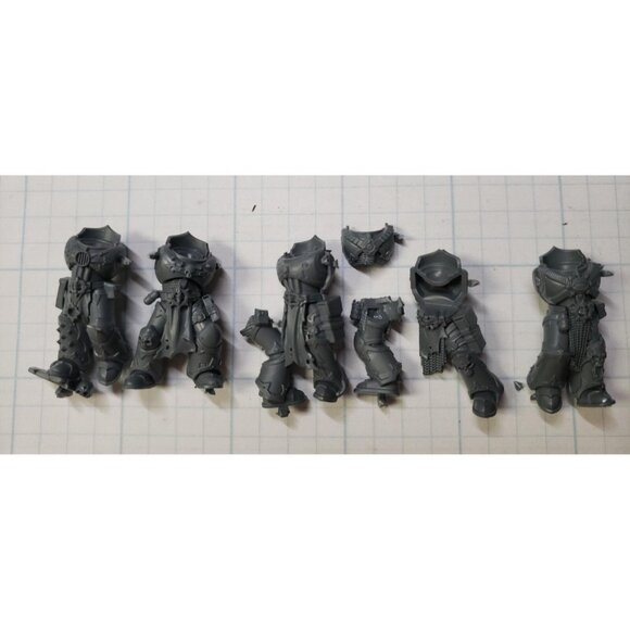 40k Chaos Space Marine Bits Heretic Marine Torso Leg x5 Set - Picture 1 of 2